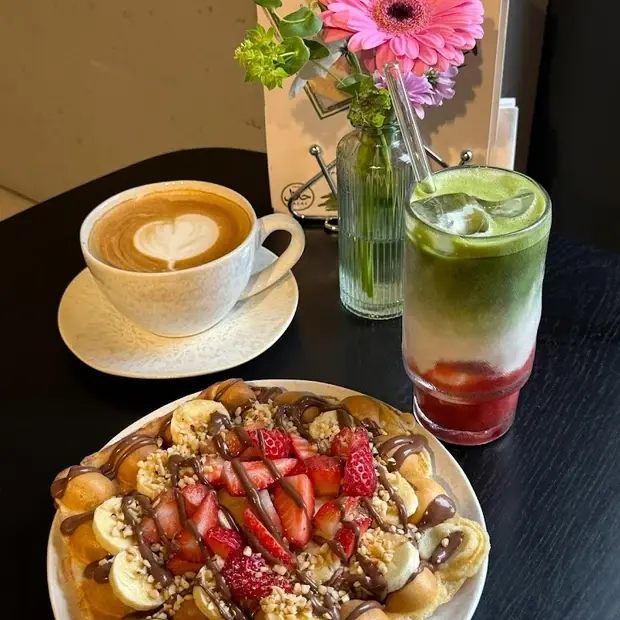 Coffee, Matcha und Waffel auf einem Zhem Tisch